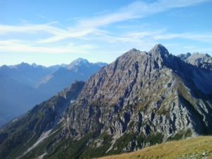 Im Hintergrund der Habicht, im Vordergrund die Marcheisenspitze